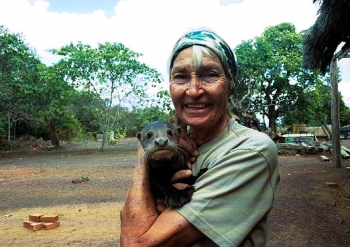 Karanambu-Lodge: Diane Mc Turk with giant otter baby