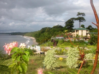 Salybia: this endless beach on the east coast is protected by a reef and has white coral sand. The small luxury resort with 18 rooms was built only recently.