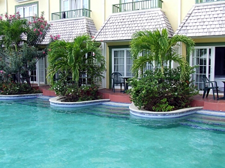 Coco Palm Resort: swim-up rooms