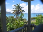 Blick über den Garten zum Meer