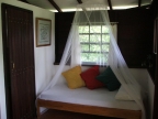 Einzelbett in einem der Chalets (Wohnbeispiel)