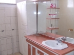 Auberge de l'Anse Mitan: Badezimmer eines Zimmer im Haupthaus (Wohnbeispiel)