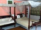 Auberge de l'Anse Mitan: Bett und Schlafsofa in einem Bungalow (Wohnbeispiel)