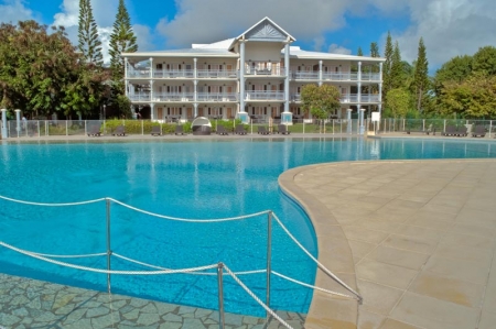 La Plantation Resort: the pool and one of the buildings with the rooms and suites