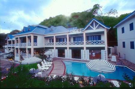 Manta Lodge: pool and building