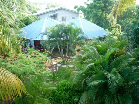 One of the two studios located in the garden.