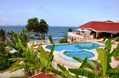 Fine boutique hotel: pool deck with view over the ocean