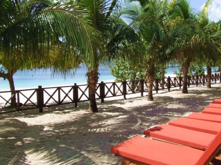 Coyaba Beach Resort: beach loungers