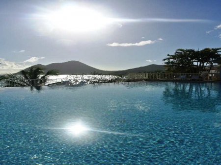 Diamant Beach Hotel: pool overlooking Morne Larcher