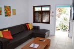 Wohnzimmer eines  Apartments mit Poolblick(Wohnbeispiel)