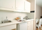 Butterfly Beach Hotel: kitchenette in superior studio