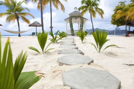Palm Island: pathway to the beach